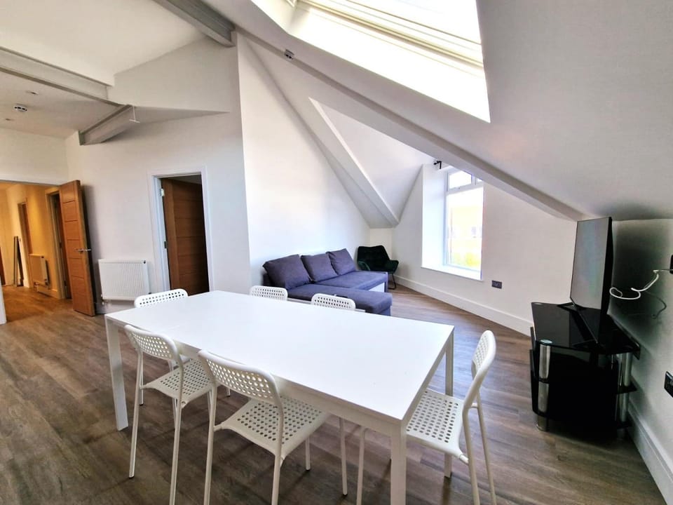 TV and multimedia, Living room, Seating area, Dining area