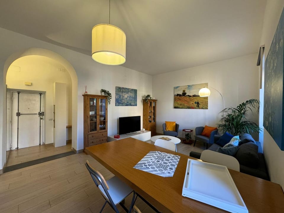 TV and multimedia, Living room, Photo of the whole room, Seating area, Dining area