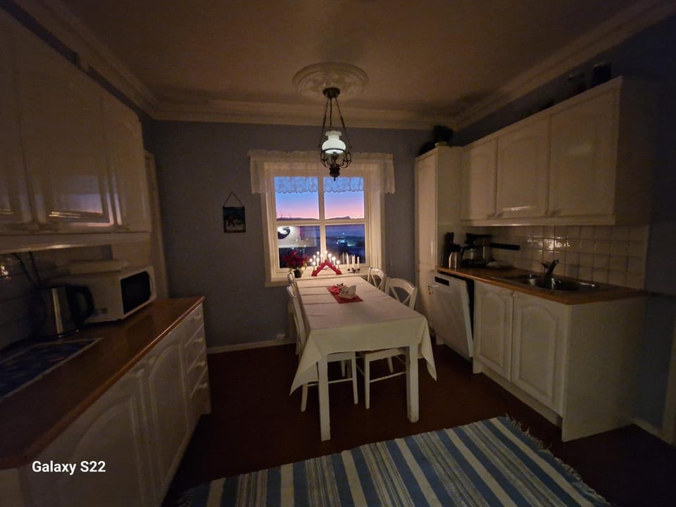Kitchen or kitchenette, Dining area, stove