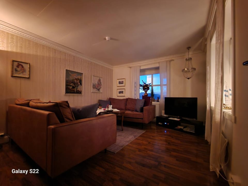 TV and multimedia, Living room, Seating area, Evening entertainment