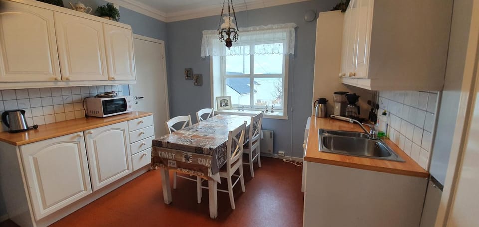 Coffee/tea facilities, Kitchen or kitchenette, Dining area, Landmark view, Sea view, dishwasher, stove, toaster