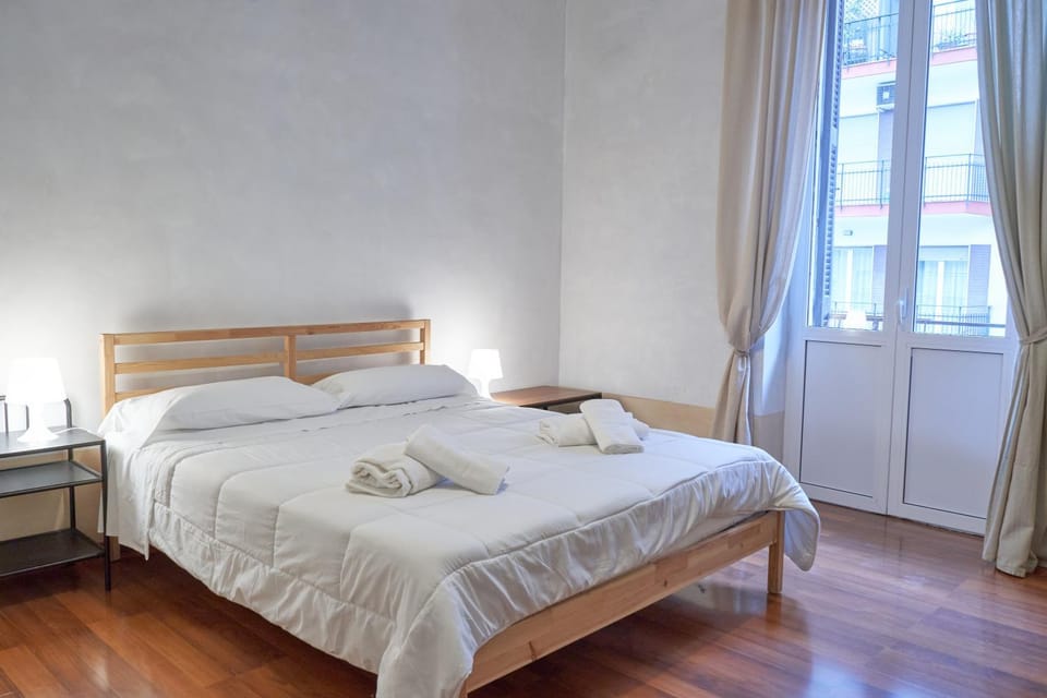 Bed, Bedroom, towels