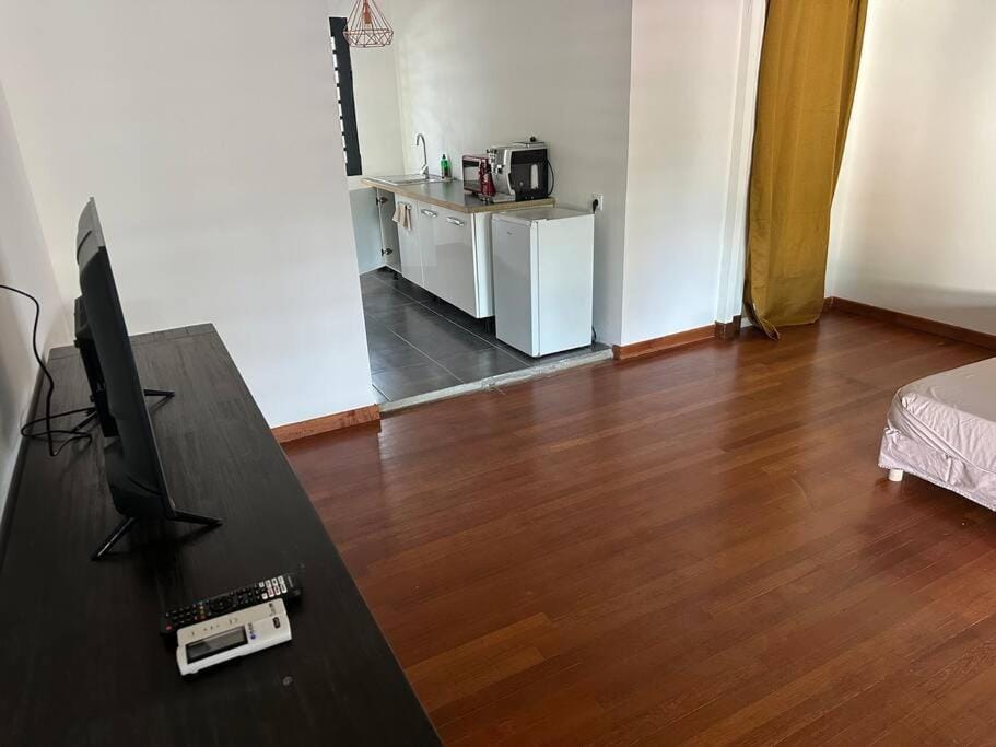 Bed, TV and multimedia, Kitchen or kitchenette, Bedroom
