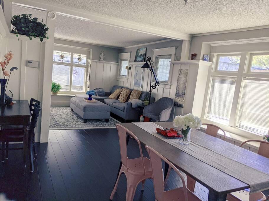 Walker's Paradise 1 with 2 free parking lots House in Queen Anne