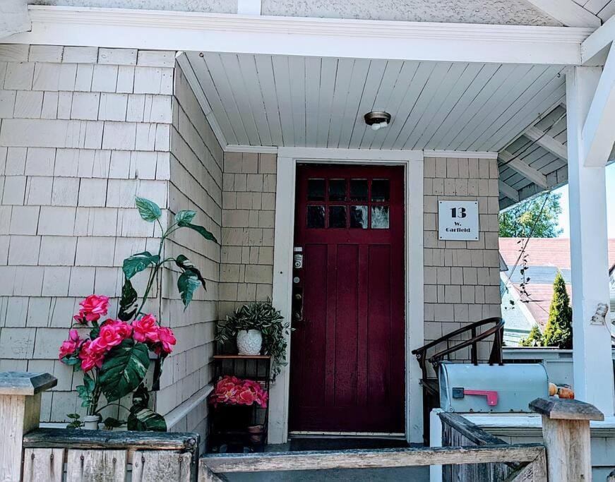 Walker's Paradise 1 with 2 free parking lots House in Queen Anne