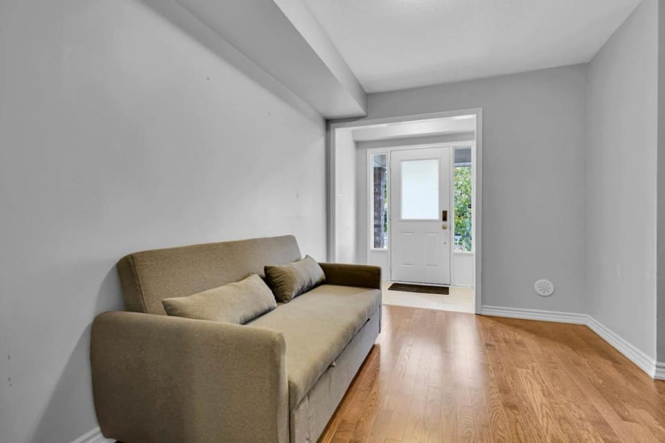 Cozy 3BR Home with Parking Near Kitchener Attractions House in Kitchener