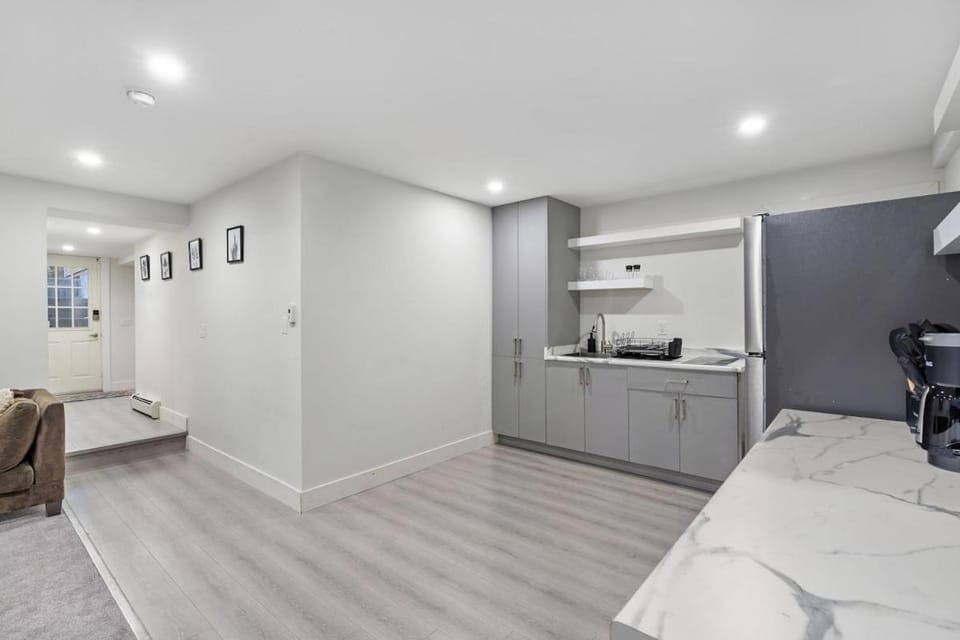 Cozy Basement Apartment with Skylights Inn in Vancouver