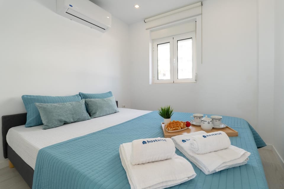 Bed, Bedroom, towels, air conditioner