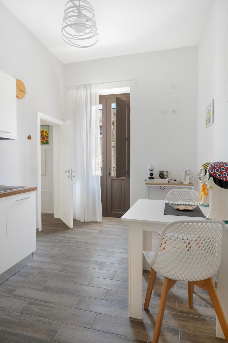 Kitchen or kitchenette, Dining area