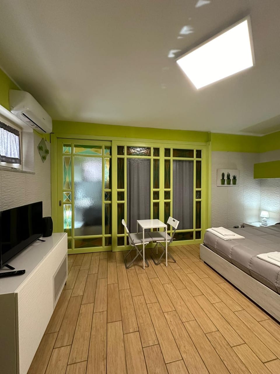 Bed, TV and multimedia, Photo of the whole room, Bedroom