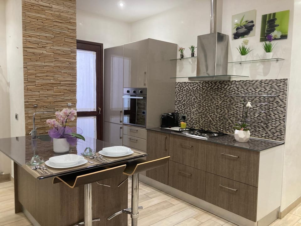 Coffee/tea facilities, Kitchen or kitchenette, Dining area, oven, stove