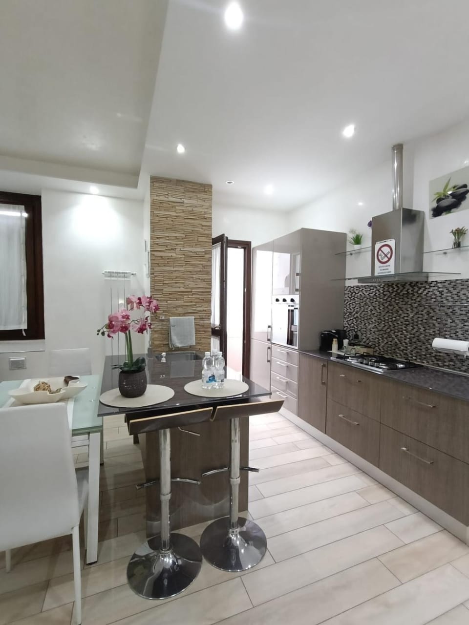 Kitchen or kitchenette, Dining area, oven, stove