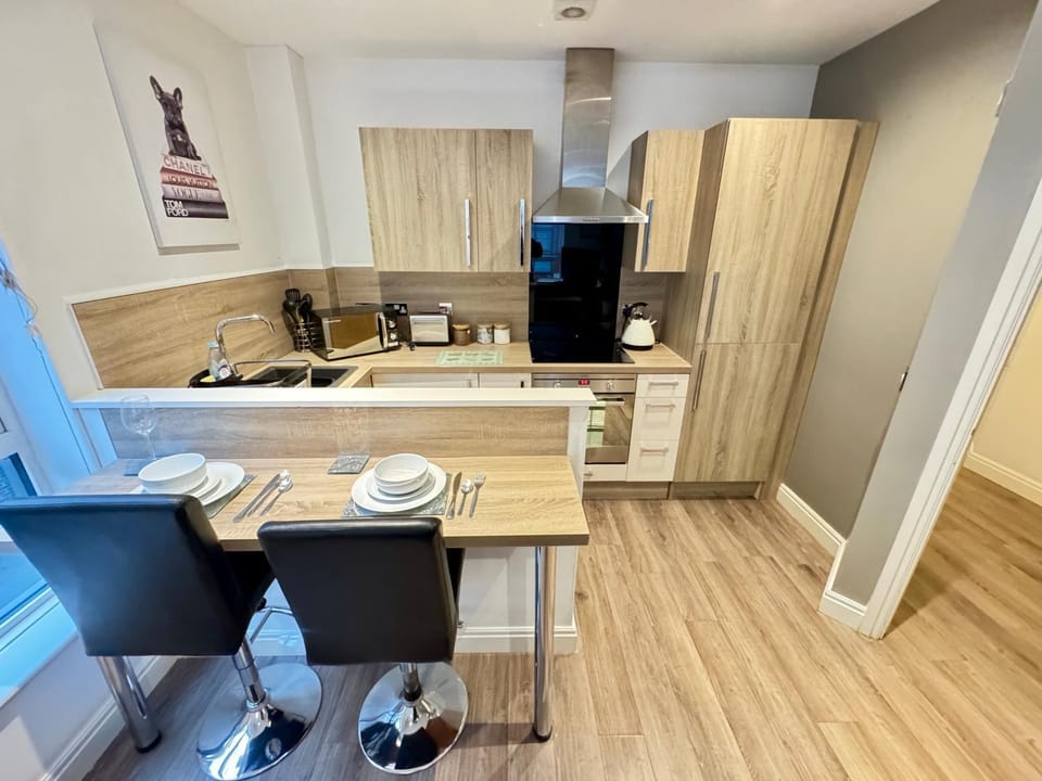 Modern TWO Bedroom Apartment Birmingham City Centre - 2 BATHROOMS - SLEEPS 6 GUESTS - FREE Underground Parking - FAST Speed Internet Apartment in Birmingham