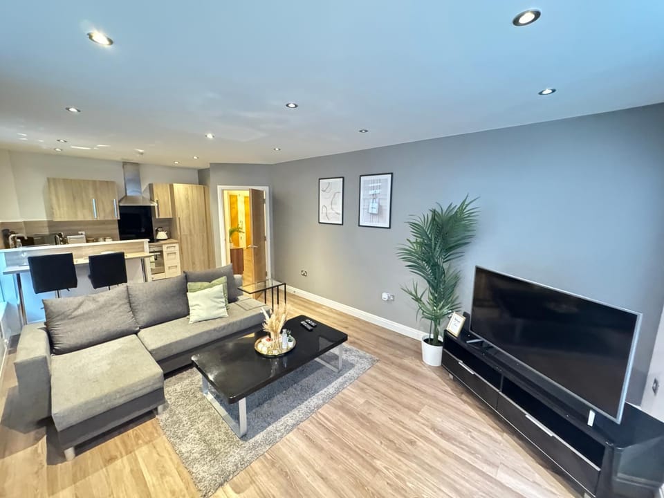Modern TWO Bedroom Apartment Birmingham City Centre - 2 BATHROOMS - SLEEPS 6 GUESTS - FREE Underground Parking - FAST Speed Internet Apartment in Birmingham