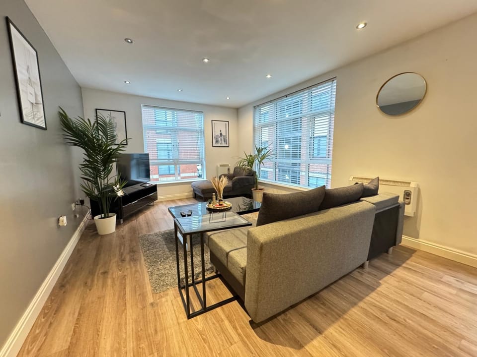 Modern TWO Bedroom Apartment Birmingham City Centre - 2 BATHROOMS - SLEEPS 6 GUESTS - FREE Underground Parking - FAST Speed Internet Apartment in Birmingham