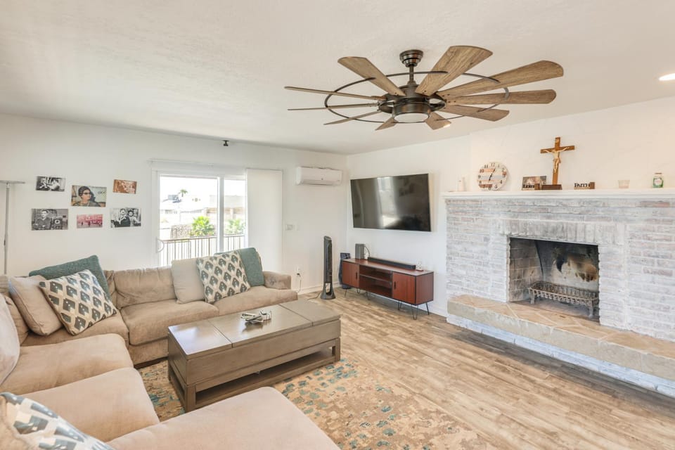 2 Mi to Lake Havasu & Dtwn: Home w/ Game Room! House in Lake Havasu City