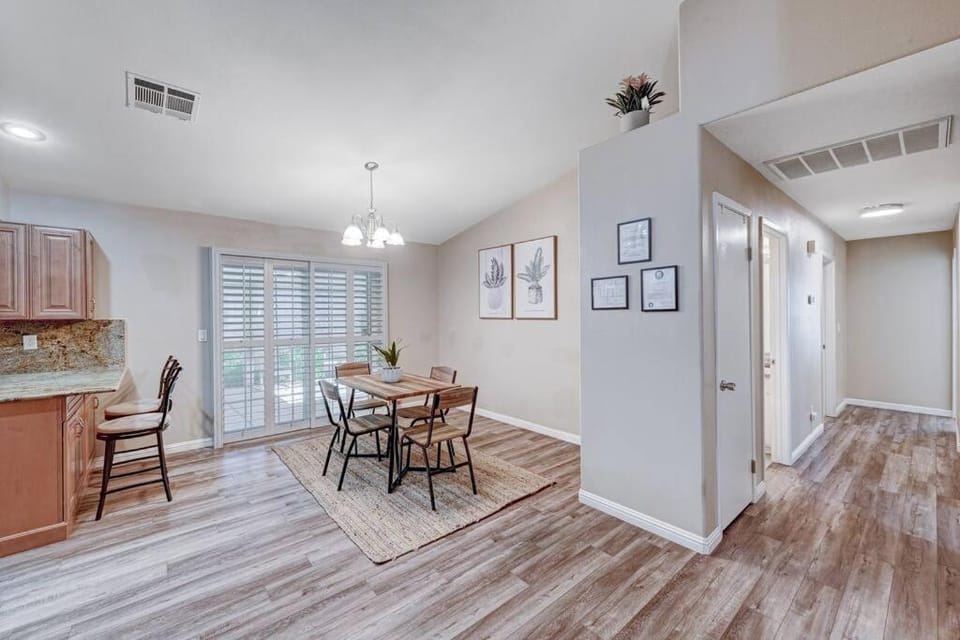 Cozy Getaway with King Bed, BBQ & Spacious Backyard House in Henderson
