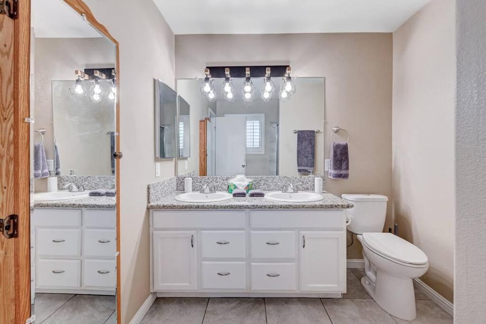 Cozy Getaway with King Bed, BBQ & Spacious Backyard House in Henderson