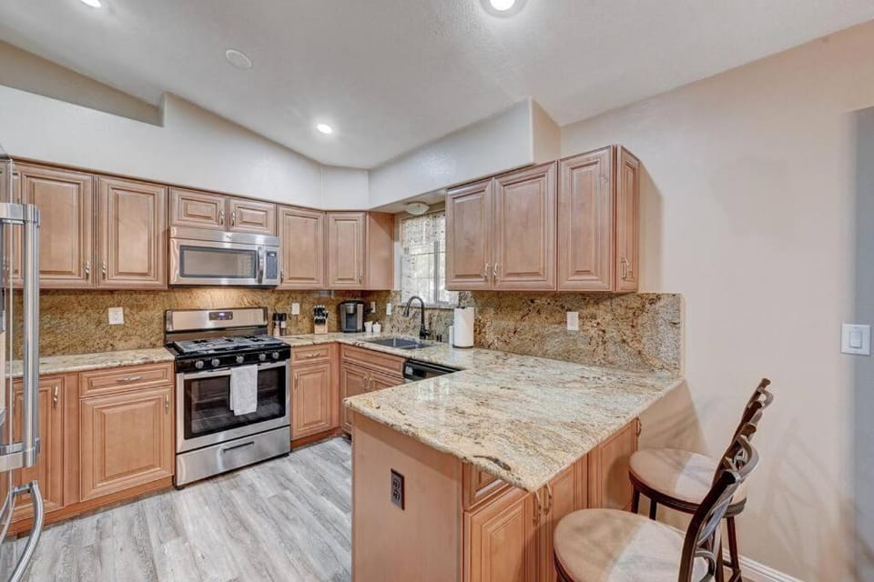 Cozy Getaway with King Bed, BBQ & Spacious Backyard House in Henderson