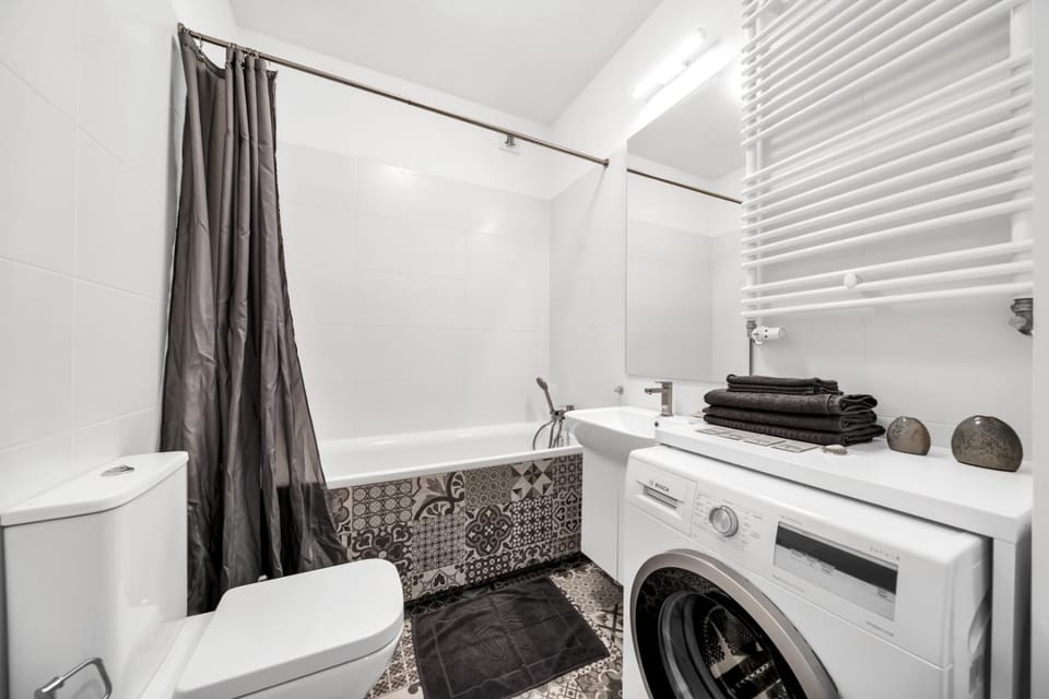 Bathroom, towels, washing machine