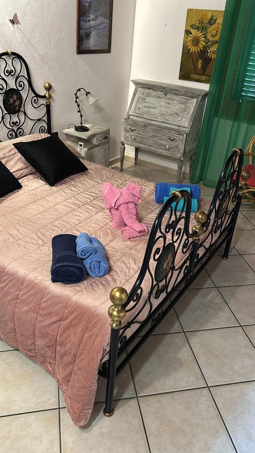 Bed, Bedroom, towels