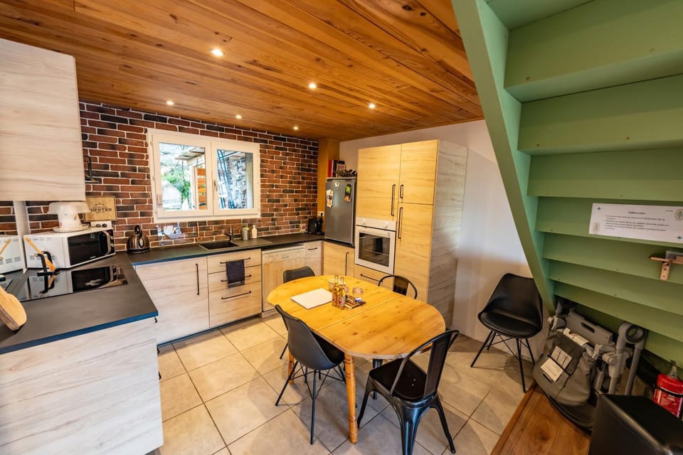 Kitchen or kitchenette, Living room, Dining area, dishwasher, oven, stove, toaster