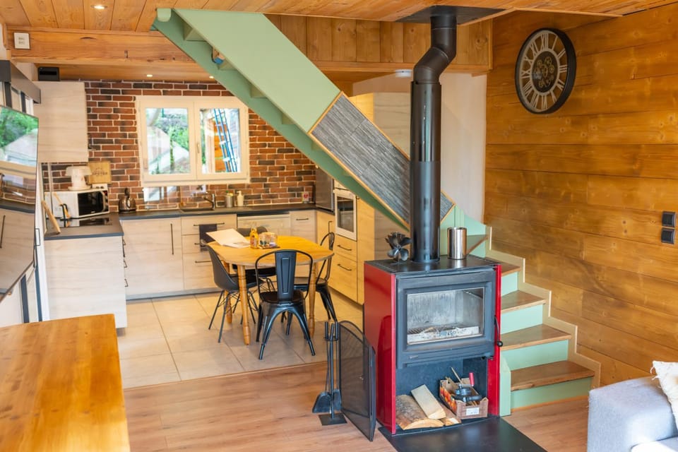Kitchen or kitchenette, Dining area, minibar, stove