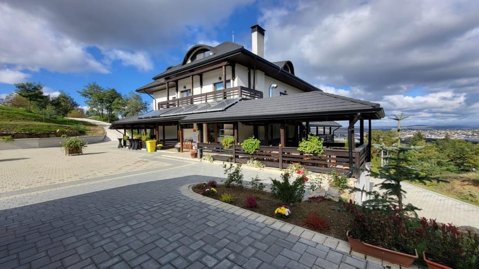 Property building, Day, Garden, Garden view