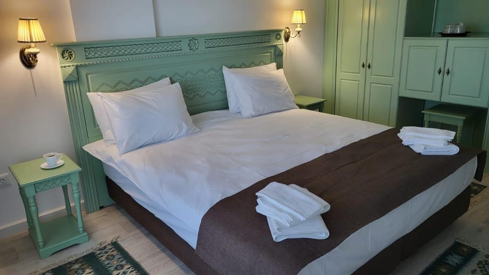 Bed, Photo of the whole room, Bedroom, towels