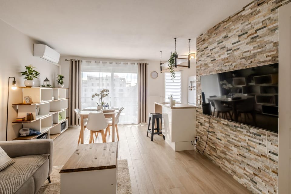 Kitchen or kitchenette, Living room, Seating area, Dining area