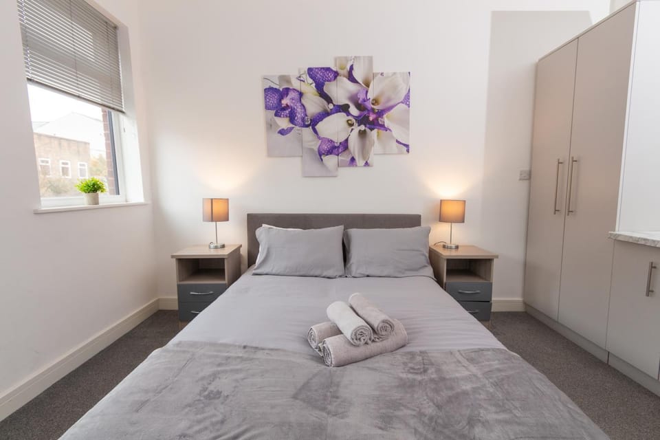 Bed, Photo of the whole room, Bedroom, towels
