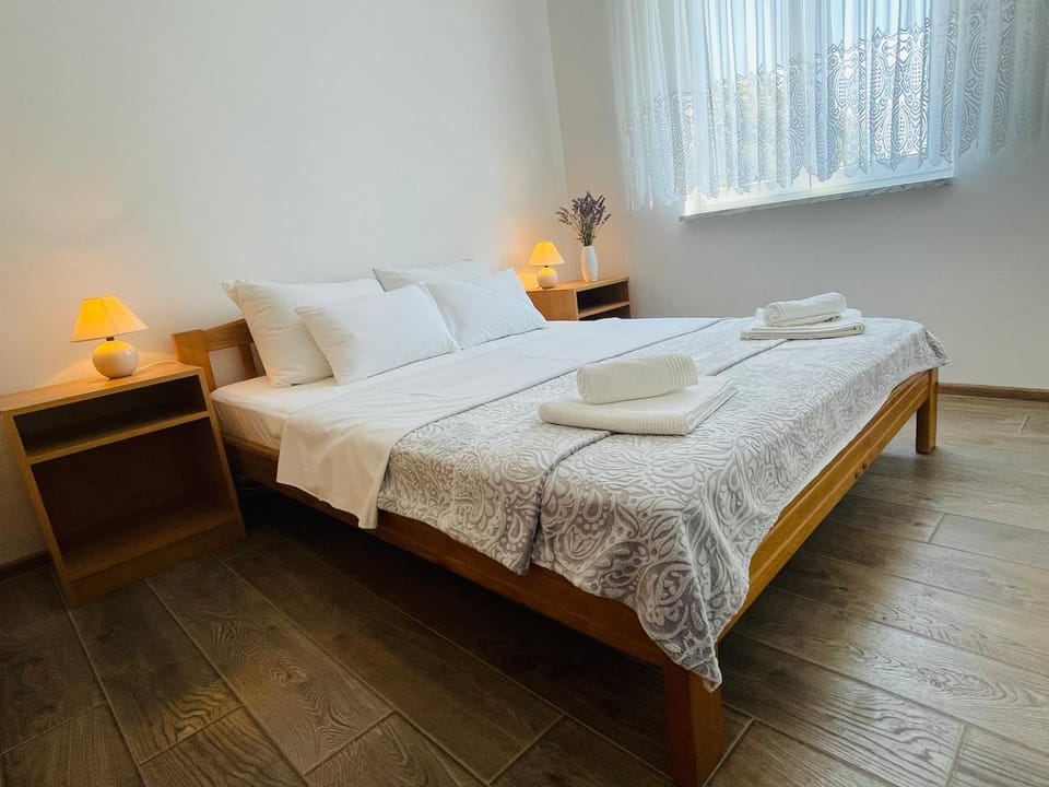 Bed, Bedroom, towels