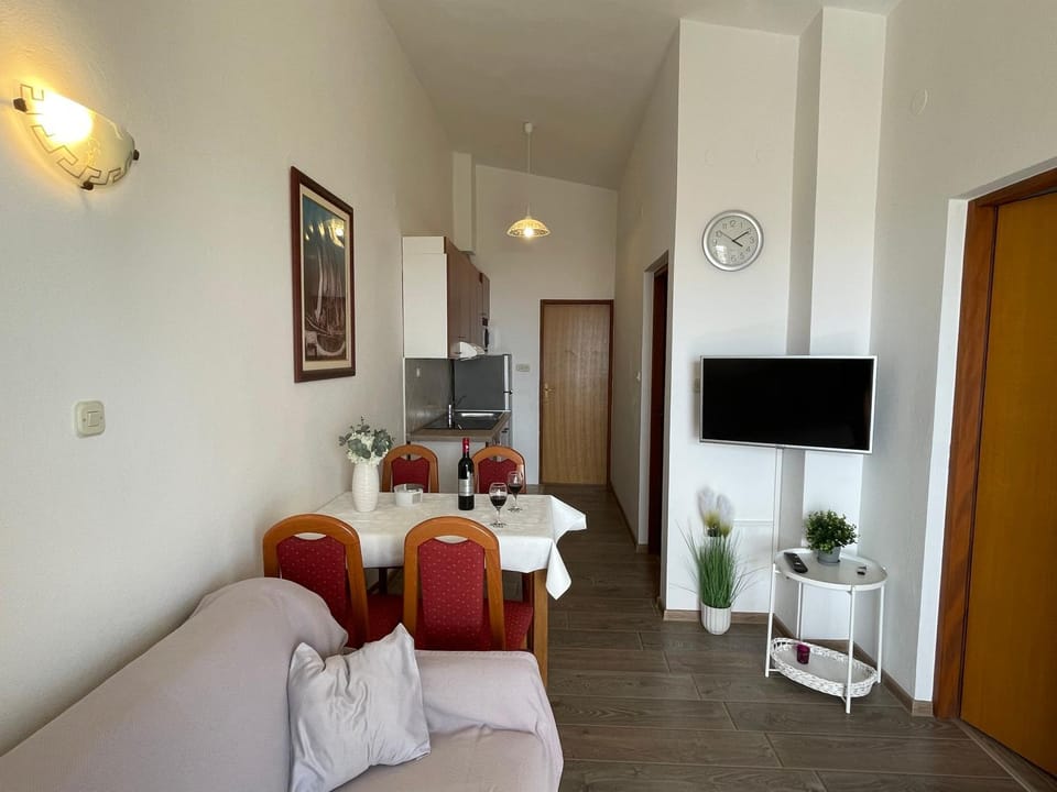 Communal lounge/ TV room, TV and multimedia, Living room