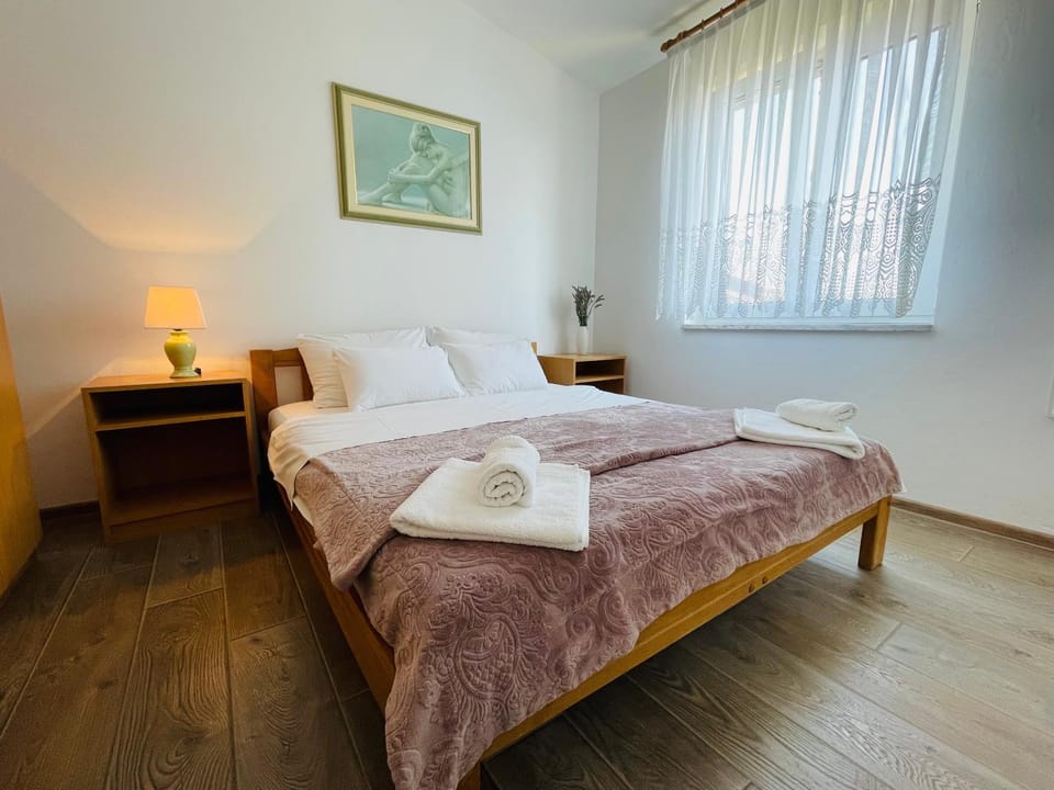 Bed, Photo of the whole room, Bedroom, towels