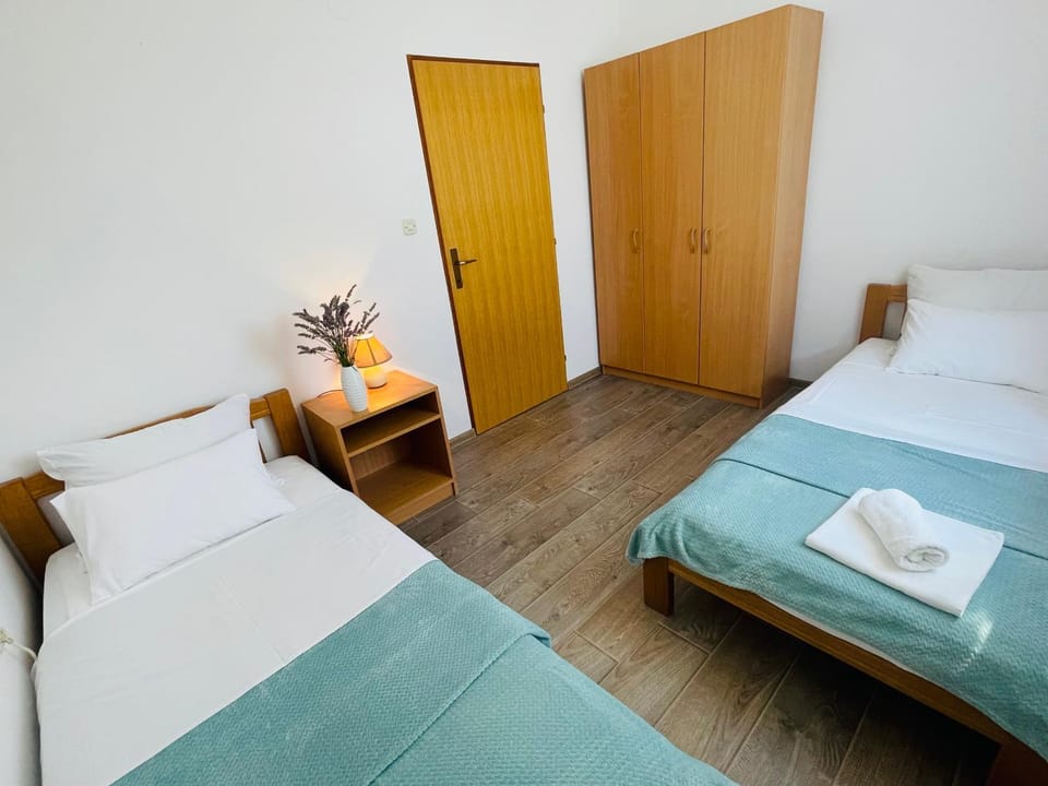 Bed, Bedroom, towels, wardrobe