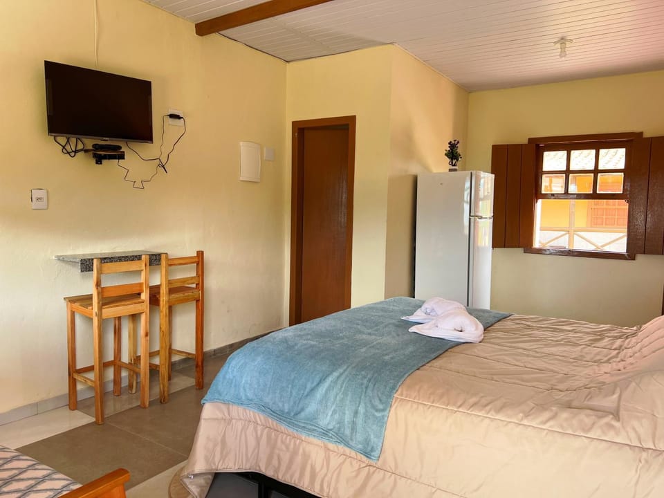 Bed, TV and multimedia, Photo of the whole room, Bedroom, towels