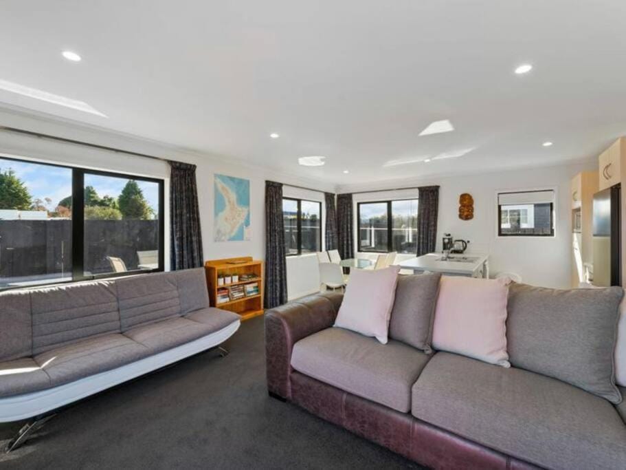 MiddleIsland-modern with 3 aircon House in Taupo