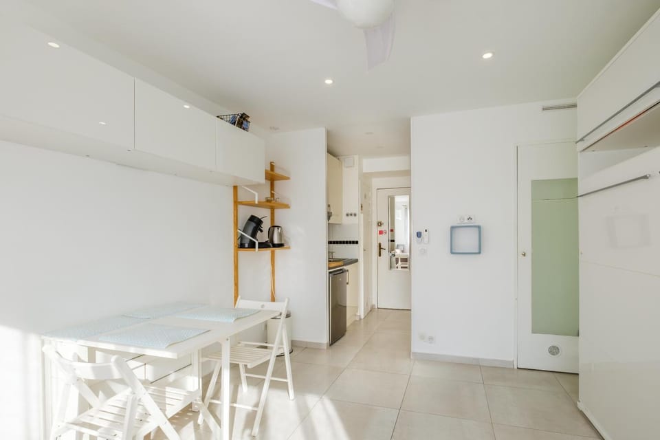 Property building, Kitchen or kitchenette, Living room
