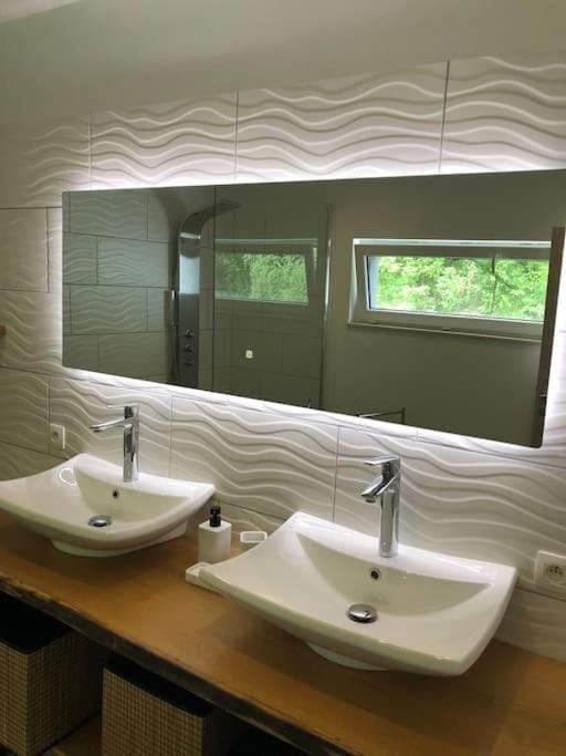 Maison bord de rivière calme jaccuzi House in Belgium