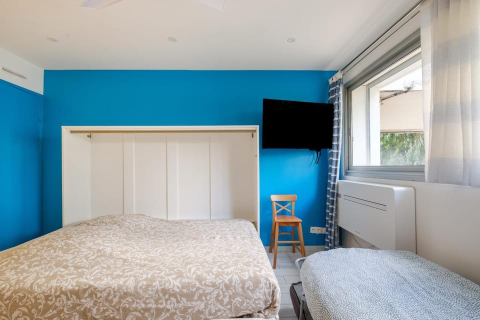Property building, Living room, Bedroom
