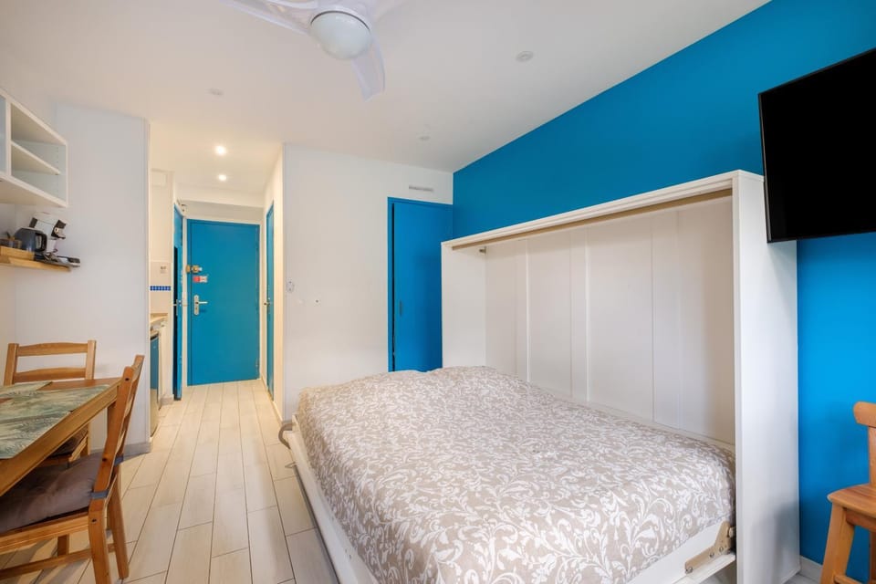 Property building, Living room, Bedroom