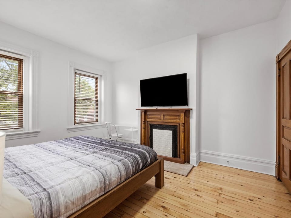 Oakland, Pittsburgh !C Bright and Stylish Private Bedroom with Shared Bathroom Vacation rental in Pittsburgh