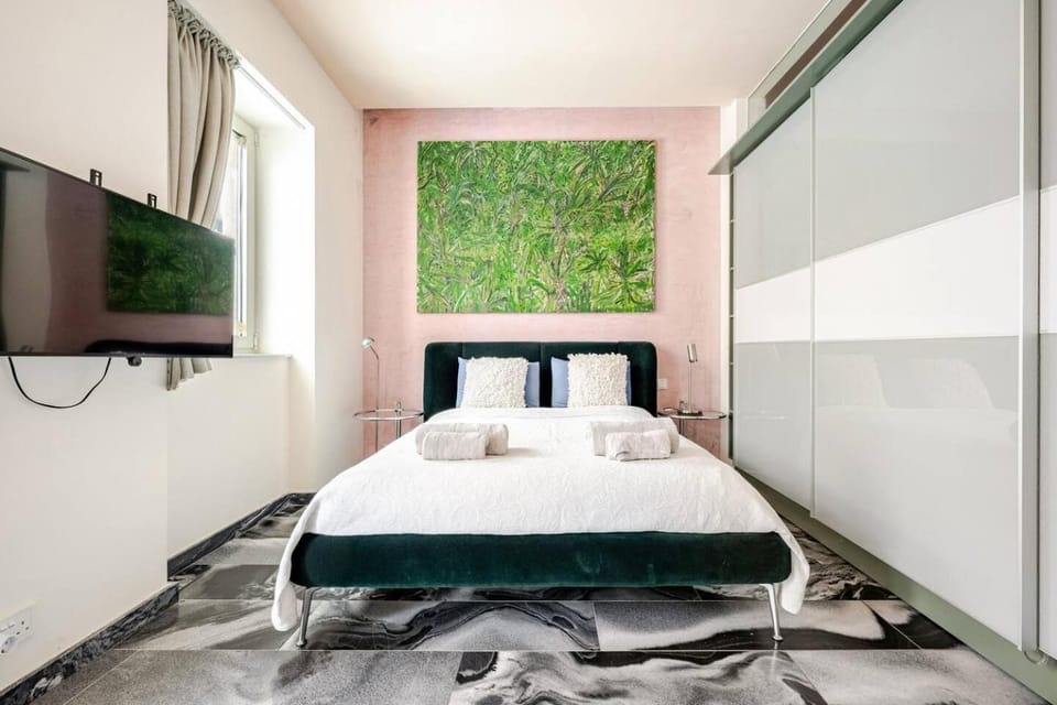 Bed, TV and multimedia, Evening entertainment, Bedroom