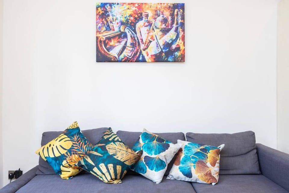 Bed, Living room, Decorative detail, Seating area