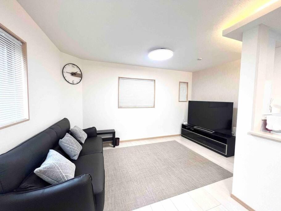Communal lounge/ TV room, TV and multimedia, Living room, Seating area, Evening entertainment