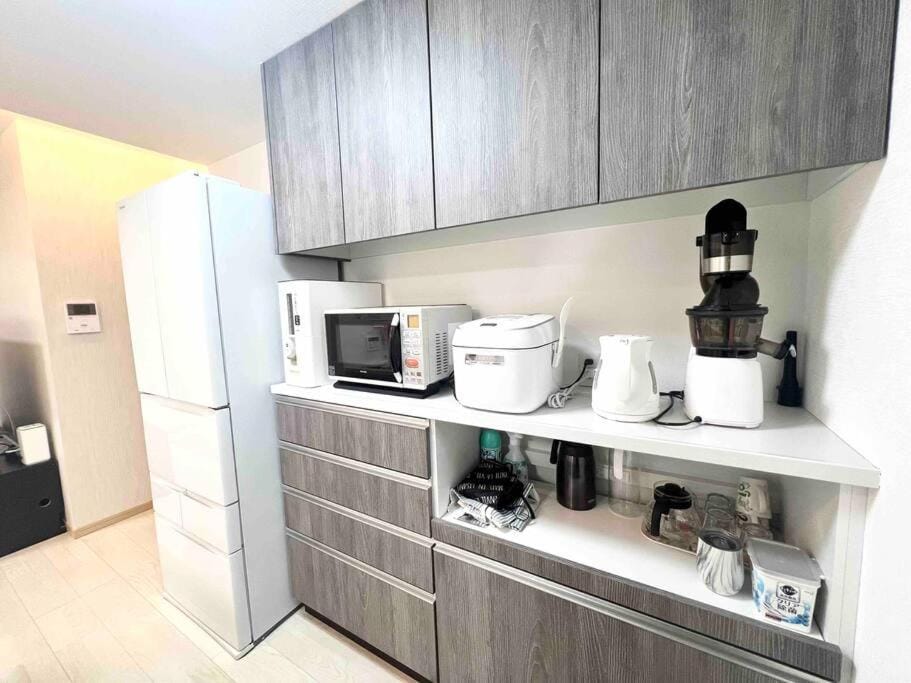 Kitchen or kitchenette, minibar