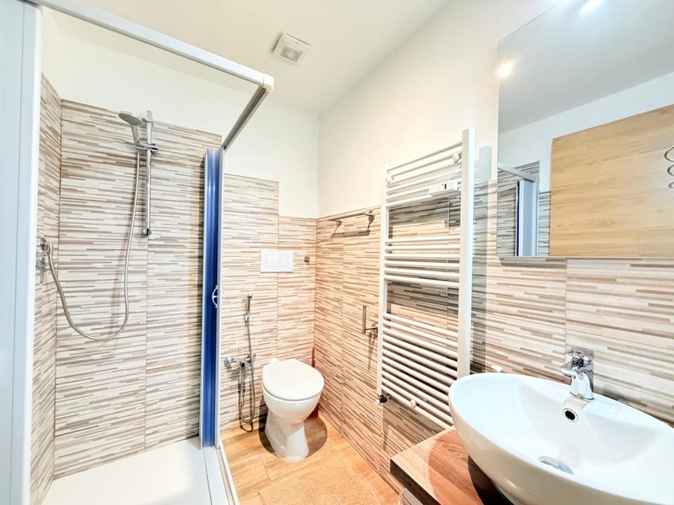 Shower, Toilet, Bathroom, towels