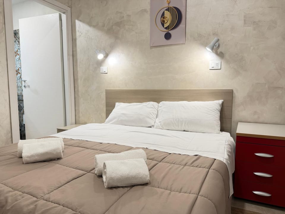 Bed, Photo of the whole room, Bedroom, towels