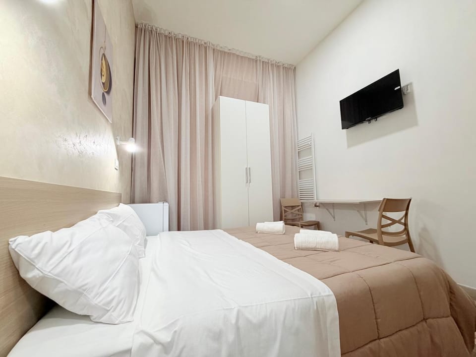 Bed, TV and multimedia, Photo of the whole room, Bedroom, towels