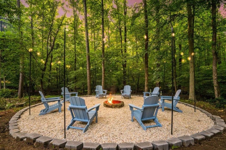 7 Bdrm, Pickleball, Bball, HotTub, FirePit, Golf! House in High Point